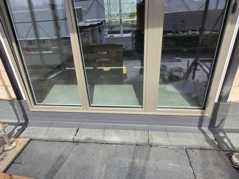 Fensteranschluss mit Flüssigkunststoff