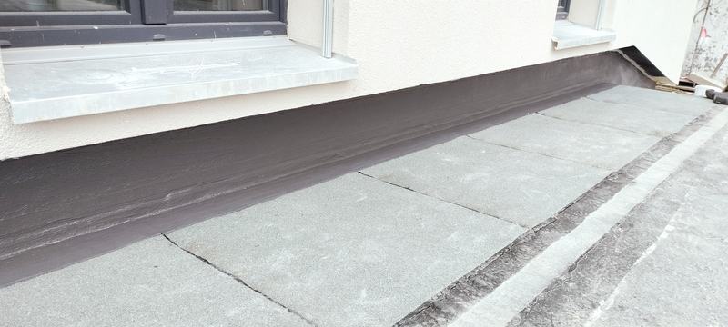 Sockelbereich aus Brandschutzgründen mit Flüssigkunststoff abgedichtet