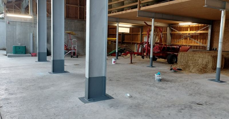 Stahlstützen mit Flüssigkunststoff abgedichtet