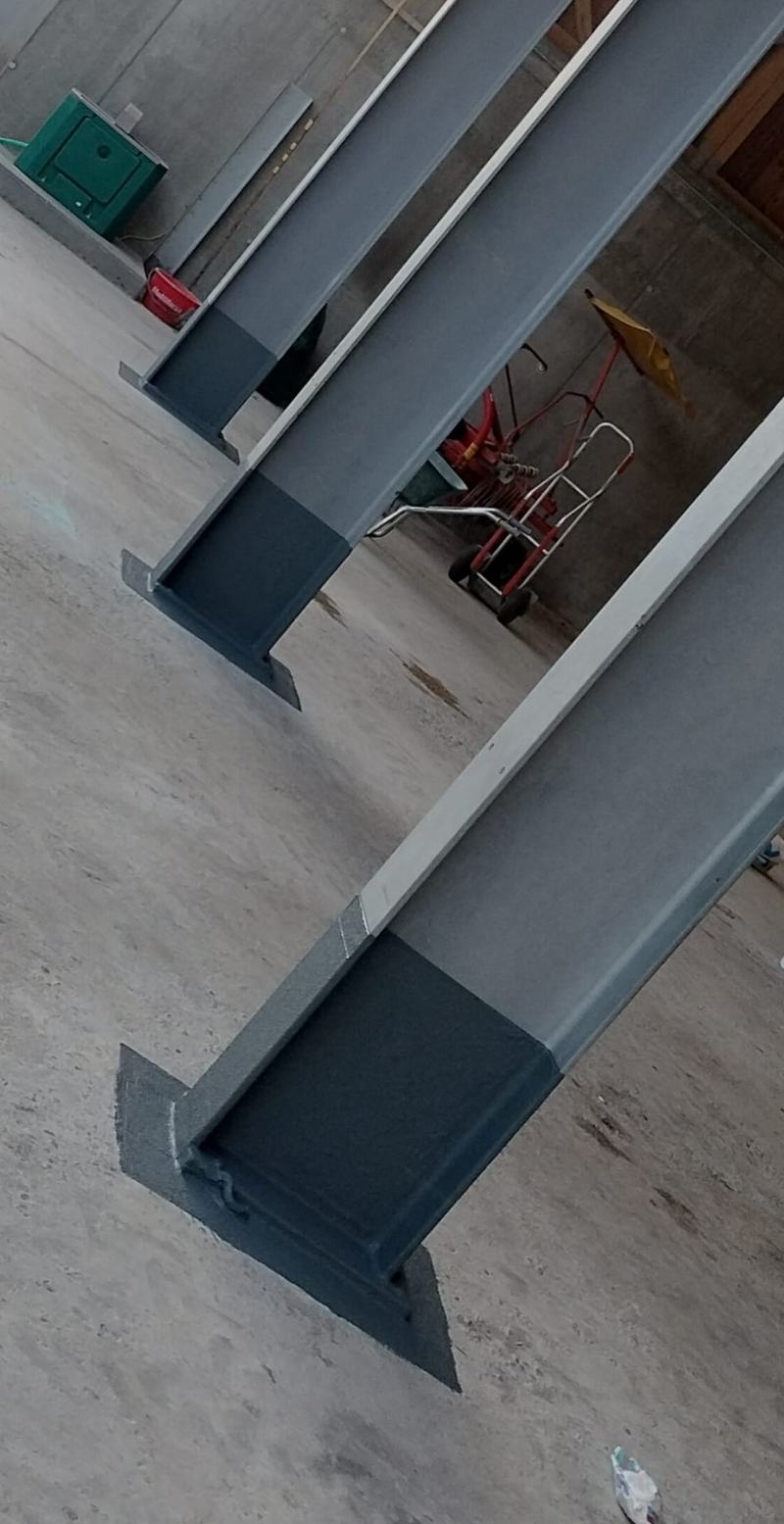 Stahlstützen abgedichtet in einem Stall