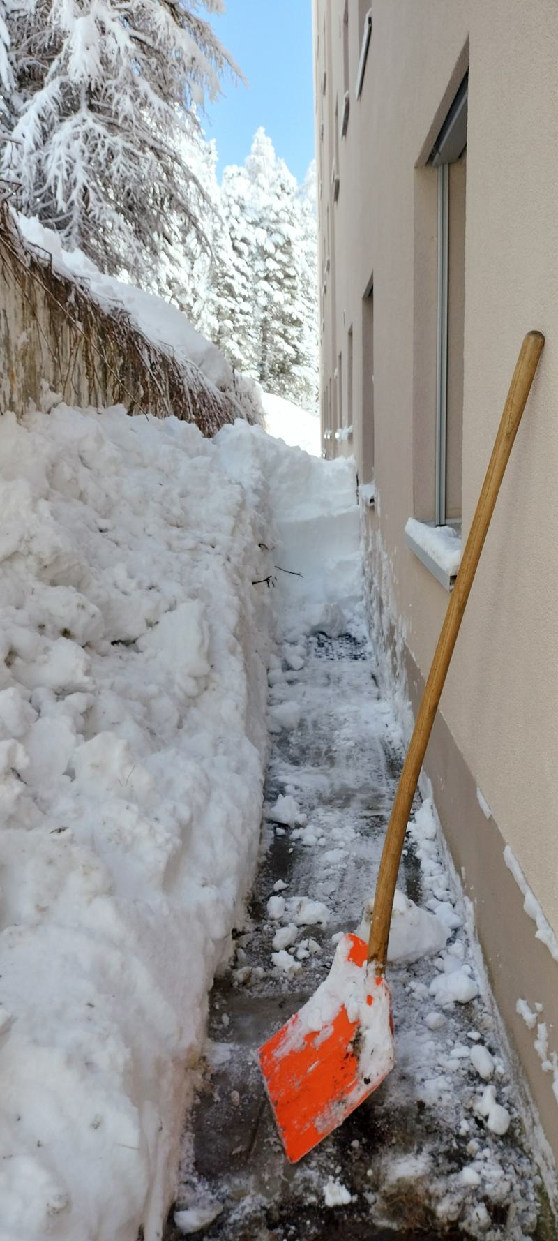 Zugang zum Gebäude von Schnee befreit