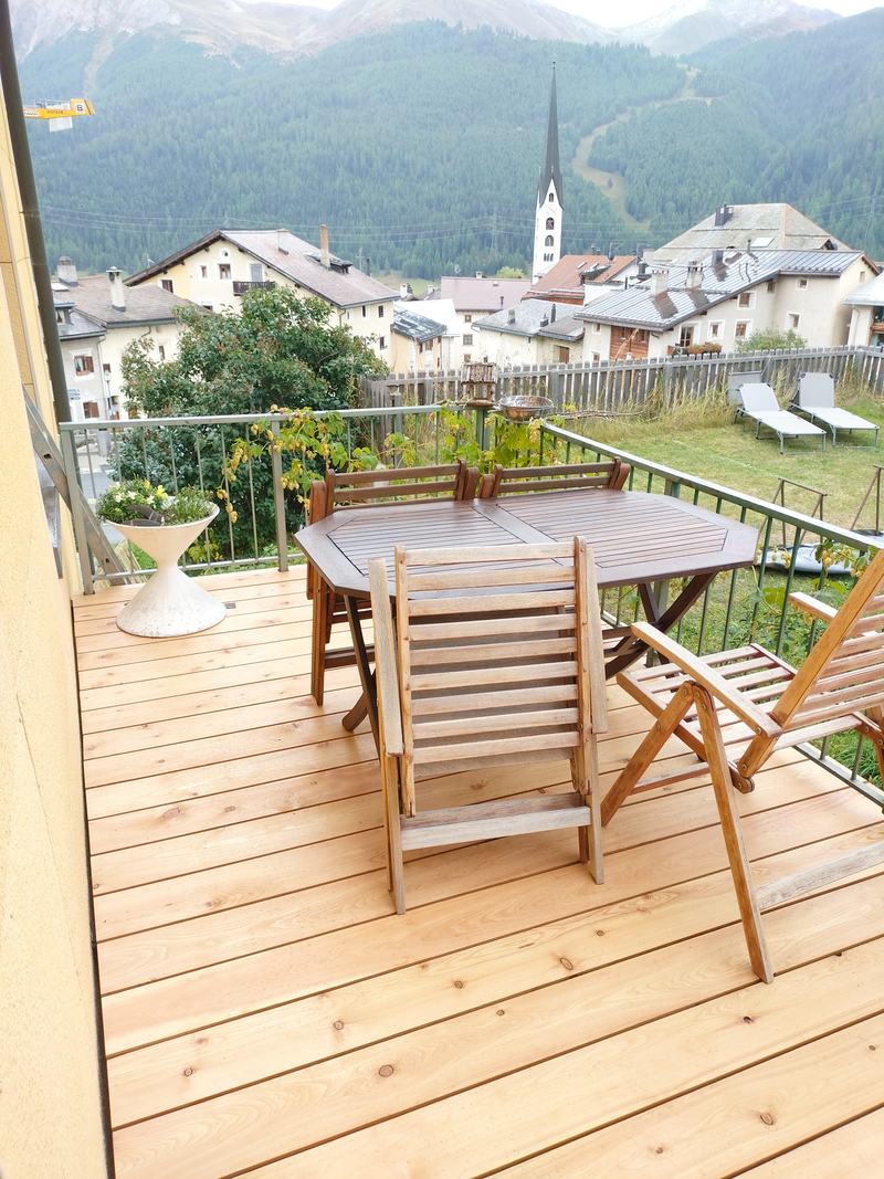 Terrasse aus Lärchenholz mit Blick über das Dorf