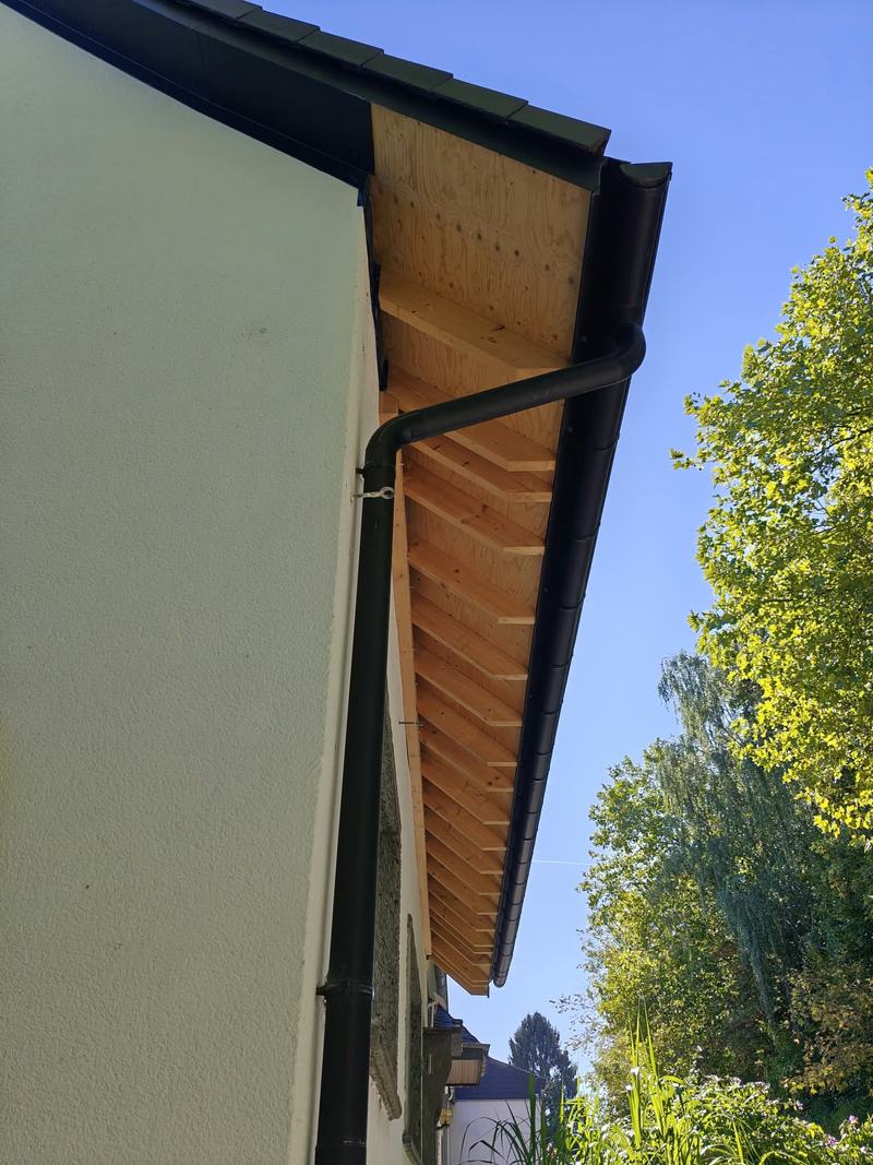 Neu erstellter Dachüberstand aus Holz