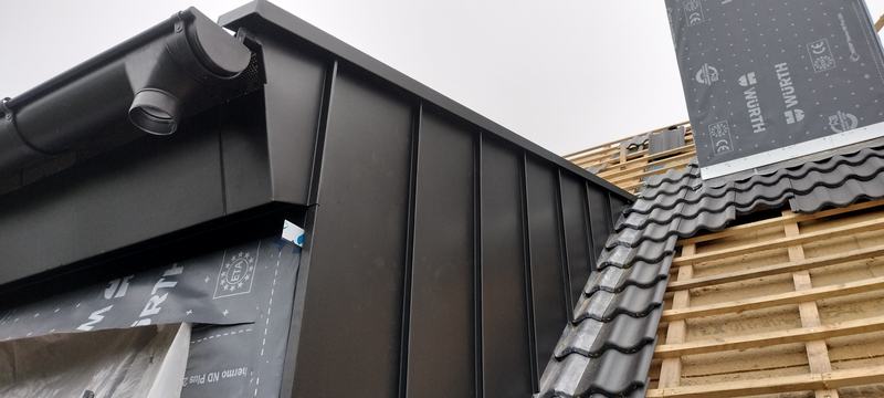 Gaubenverkleidung aus Anthrazink während der Ausführung