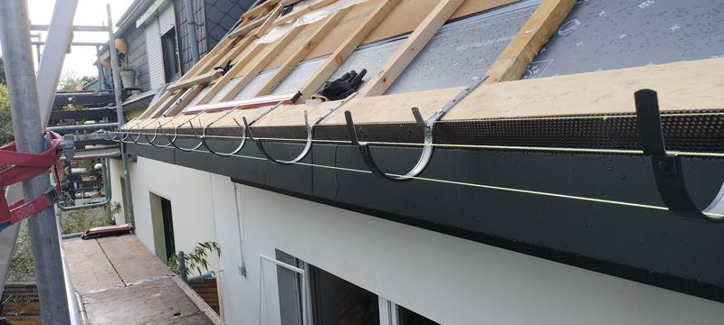 Rinneisen werden am Dachrand angeschlagen