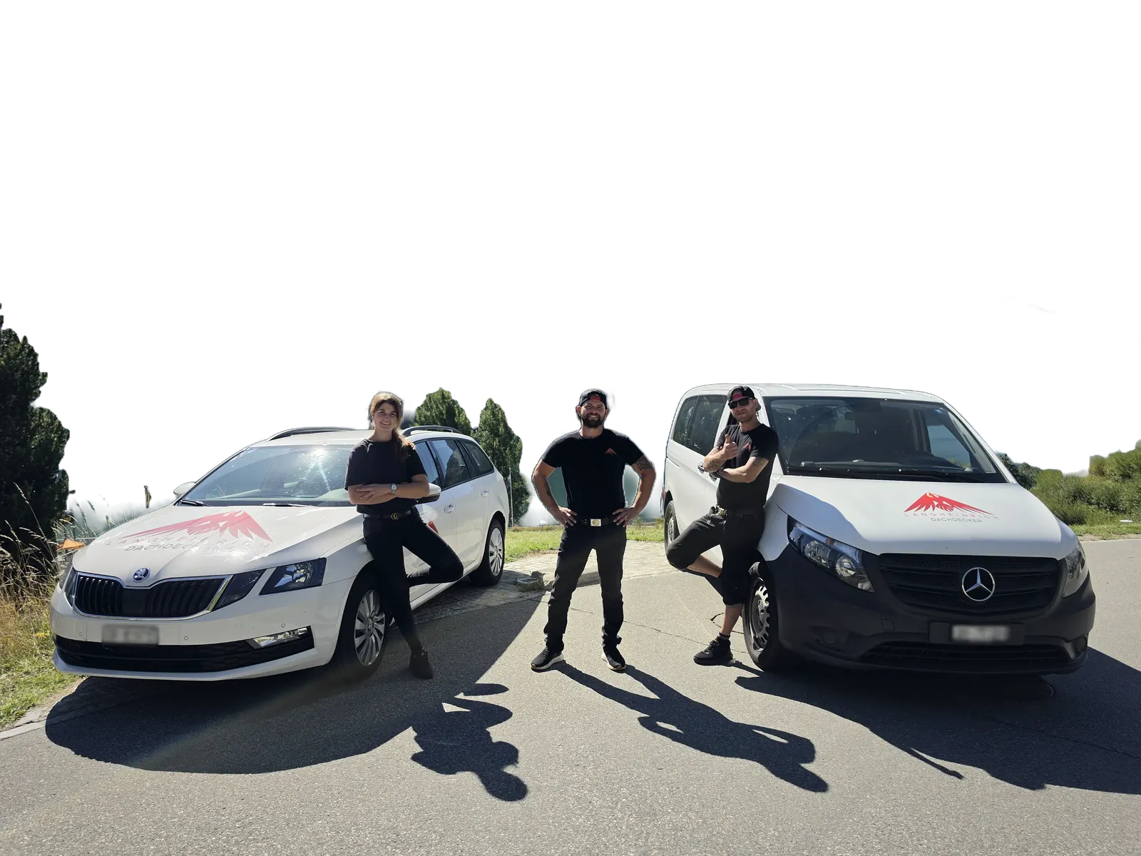 Das Team von Dachdecker Langheinrich mit den Firmenfahrzeugen am See bei St. Moritz