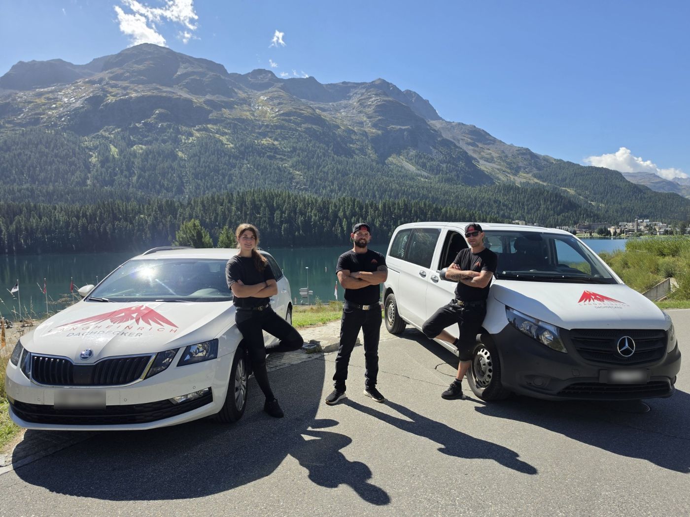 Das Team von Dachdecker Langheinrich mit beiden Firmenfahrzeugen am See