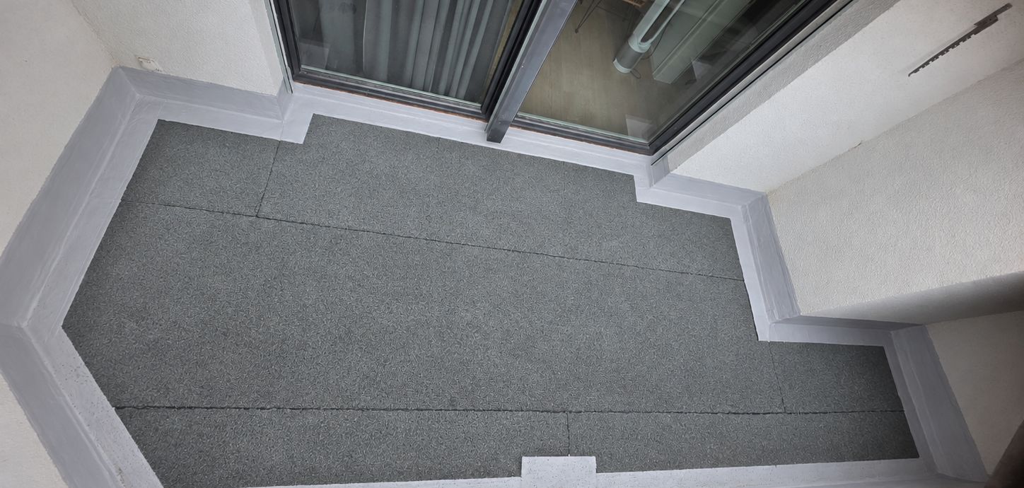 Abgedichteter Balkon mit Anschlüssen an Wand und Fenstertür
