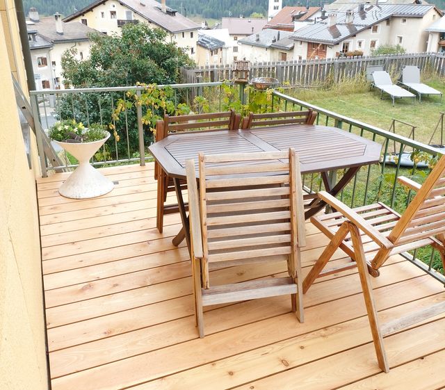 Terrasse aus Lärchenholz mit Blick über das Dorf