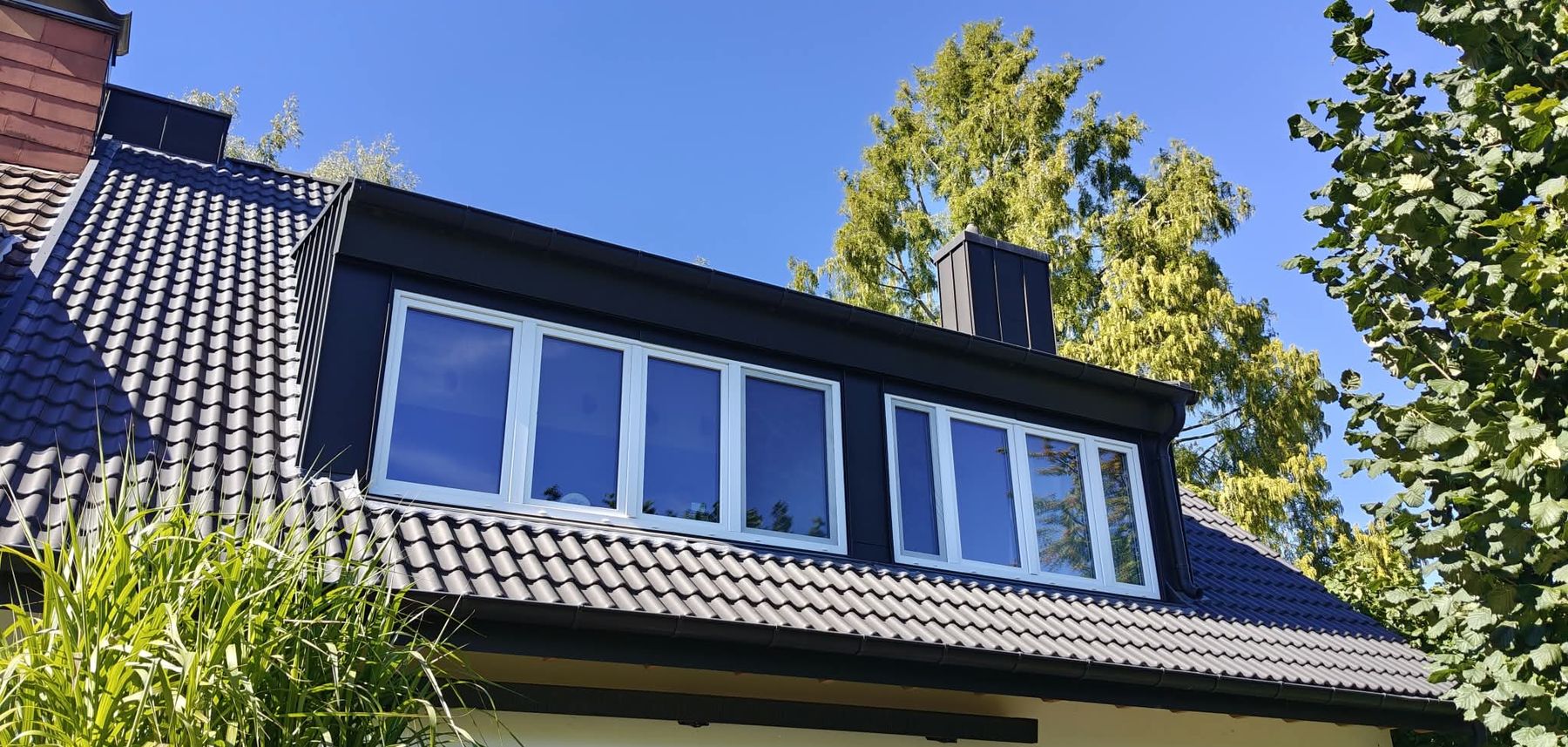 Steildach mit Gauben und Kamin